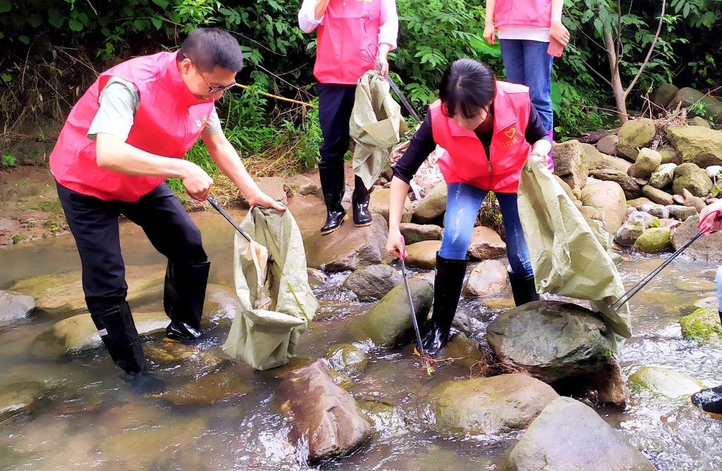 5.27日，，，为了提倡“人与自然协调共生”，，，天城治理中心党支部与天城镇诗仙社区党支部开展共建活动，，，组织青年党员自愿者前往万州区天城镇永生河流域周围整理 ( (5)